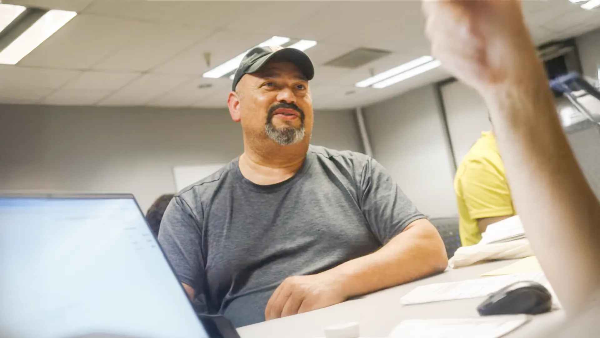 Một người đang nhận hỗ trợ tại trung tâm khai thuế.